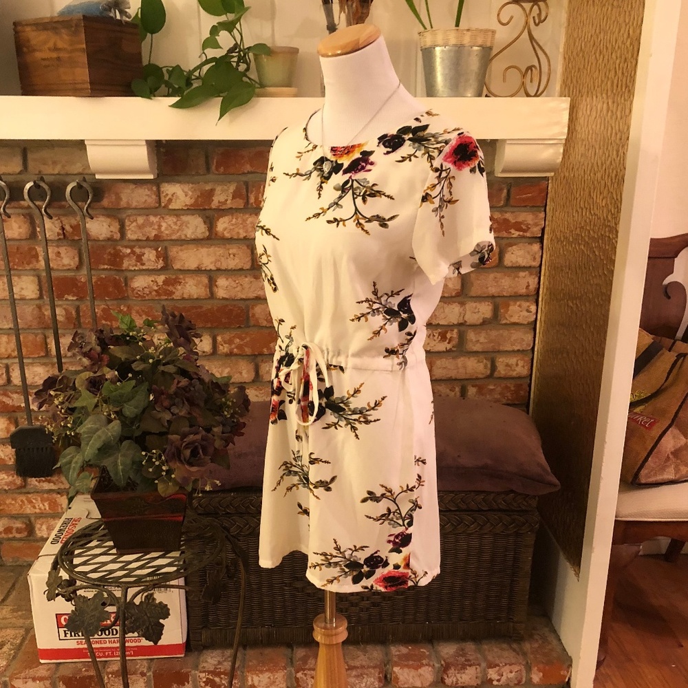 •NWOT• White Floral Romper - Picture 4 of 6